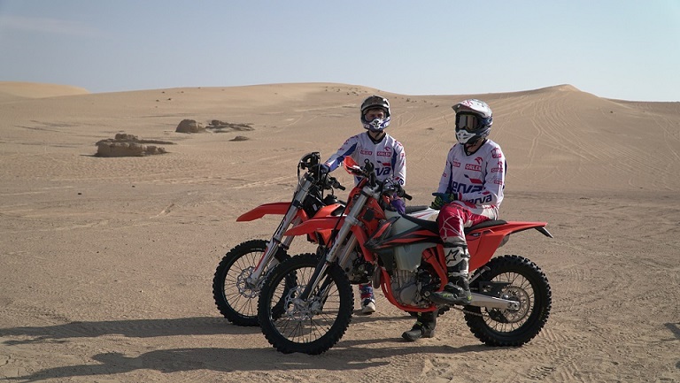 Pustynny krajobraz pełen wydm i warunki mające przypominać te panujące w styczniu w Peru. Motocykliści ORLEN Team mają za sobą ostatnie treningi przed rajdem Dakar 2019 – Maciek Giemza i Adam Tomiczek szlifowali formę w Zjednoczonych Emiratach Arabskich.
