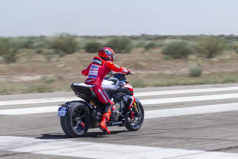 MY26_DIAVELV4_RS_DYNAMIC-_10__UC843615_High