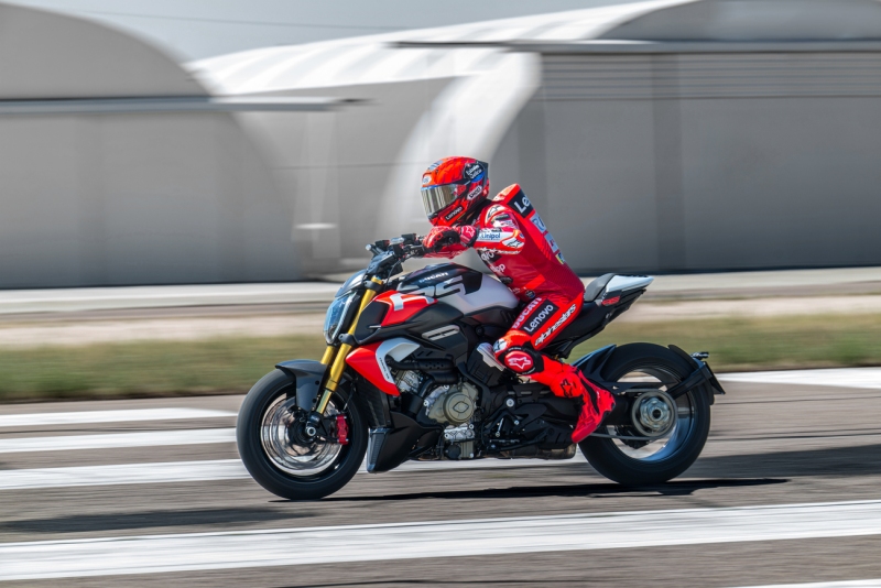 MY26_DIAVELV4_RS_DYNAMIC-_12__UC843616_High