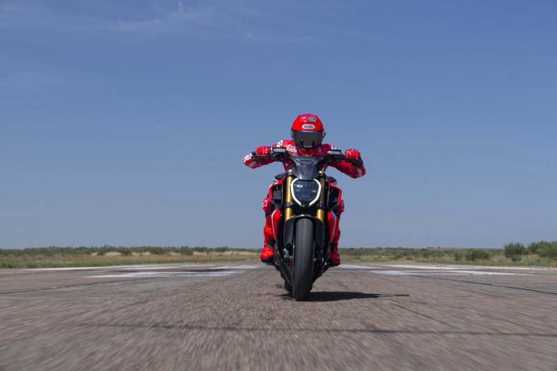 MY26_DIAVELV4_RS_DYNAMIC-_15__UC843620_High