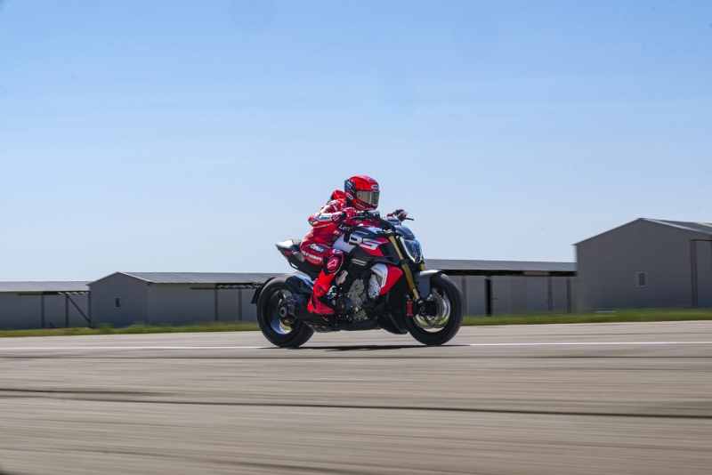 MY26_DIAVELV4_RS_DYNAMIC-_17__UC843622_High