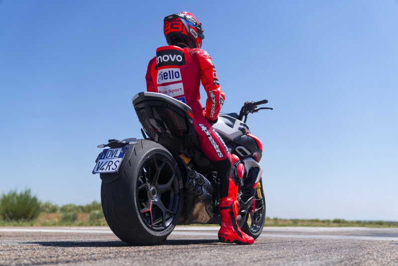 MY26_DIAVELV4_RS_DYNAMIC-_18__UC843623_High