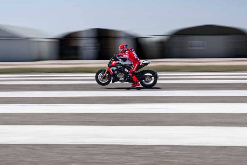 MY26_DIAVELV4_RS_DYNAMIC-_19__UC843624_High