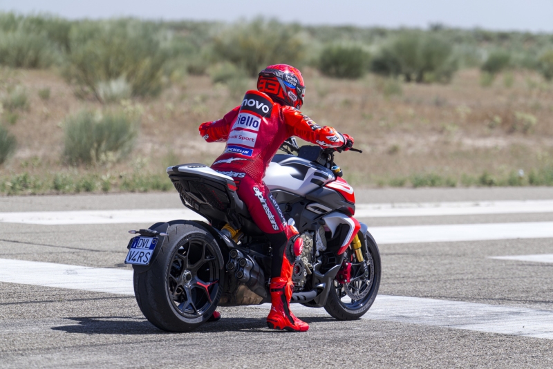 MY26_DIAVELV4_RS_DYNAMIC-_8__UC843613_High