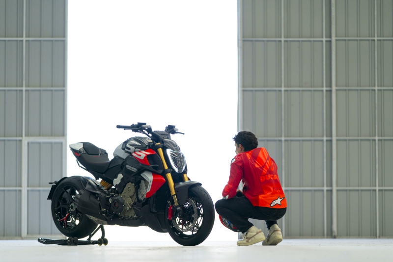 MY26_DIAVELV4_RS_HERO-_54__UC843627_High