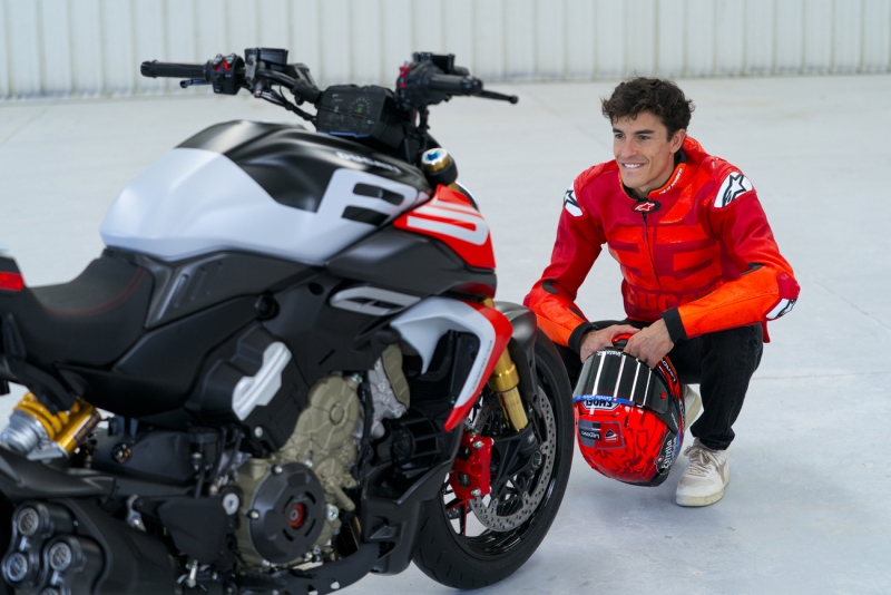 MY26_DIAVELV4_RS_HERO-_56__UC843629_High