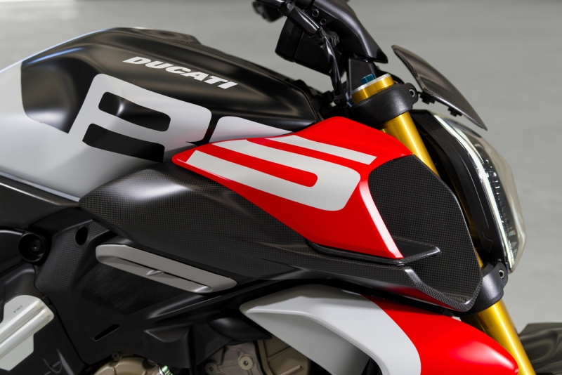 MY26_DIAVELV4_RS_HERO-_8__UC843639_High