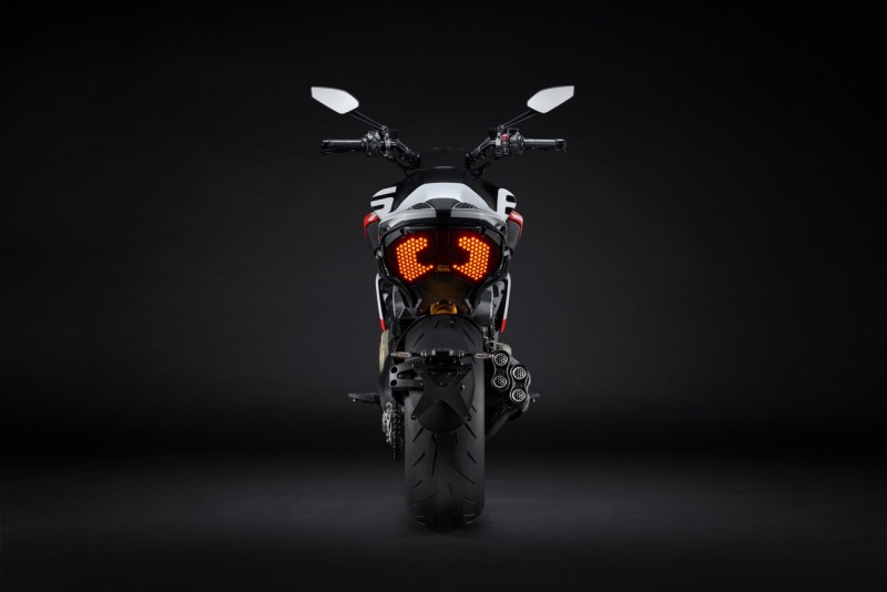 MY26_DIAVELV4_RS_STUDIO-_17__UC843568_High