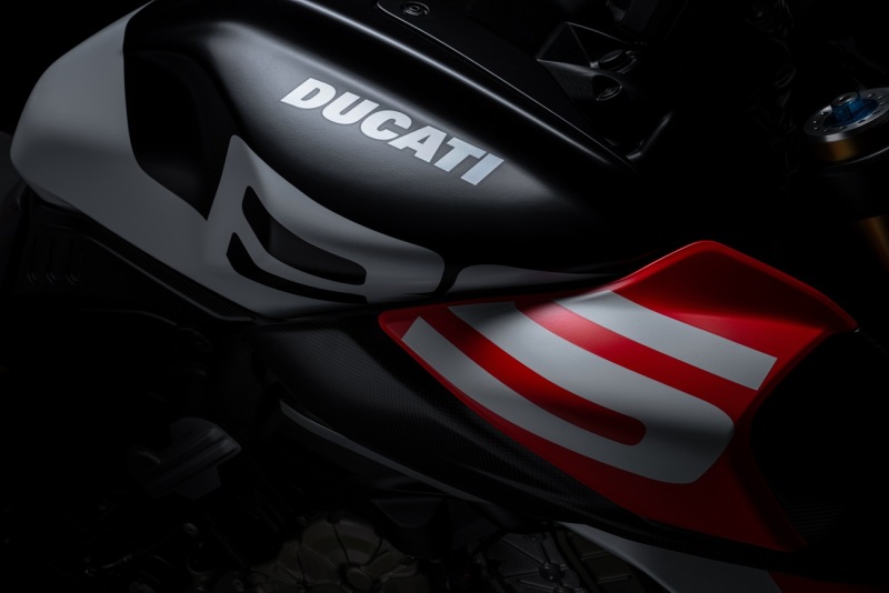 MY26_DIAVELV4_RS_STUDIO-_1__UC843592_High