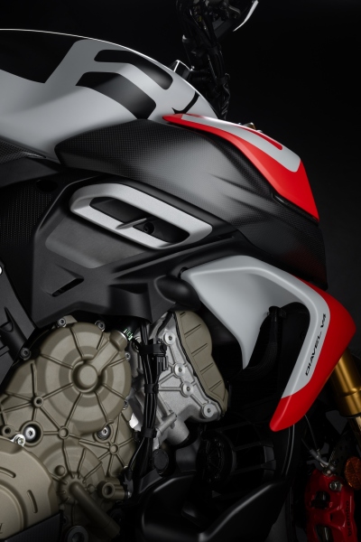 MY26_DIAVELV4_RS_STUDIO-_21__UC843572_High