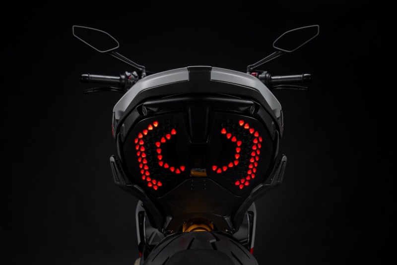 MY26_DIAVELV4_RS_STUDIO-_26__UC843578_High