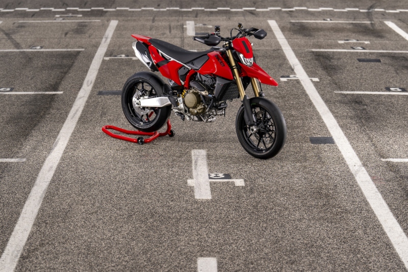 Ducati-Hypermotard-698-Mono-2024-14