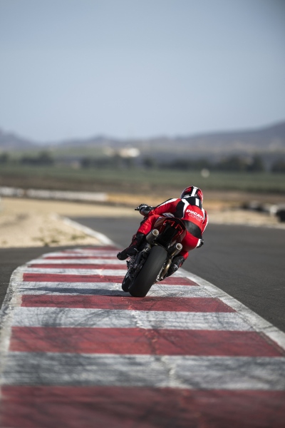 Ducati-Panigale-V2S-2025-10