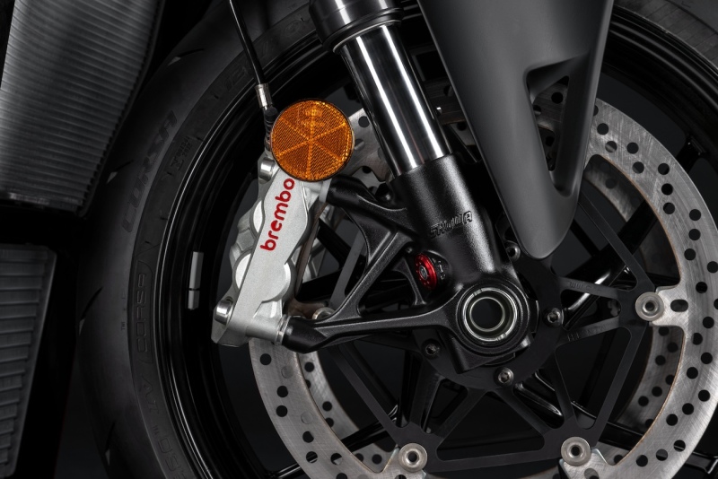 Ducati-Streetfighter-V4-2025-studio-13