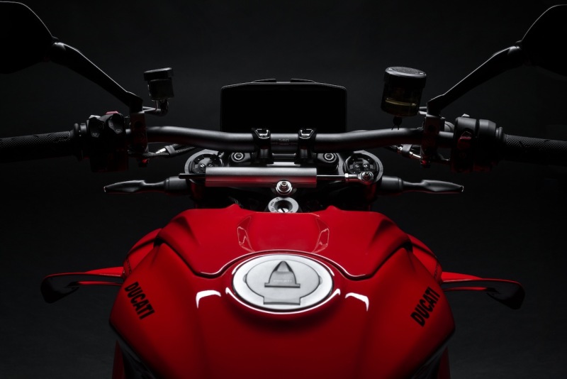 Ducati-Streetfighter-V4-2025-studio-16