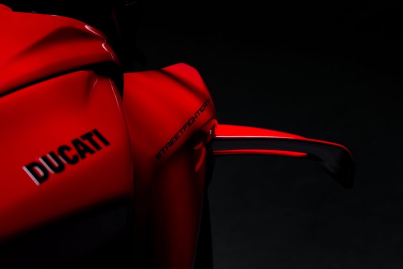 Ducati-Streetfighter-V4-2025-studio-17