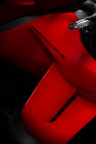 Ducati-Streetfighter-V4-2025-studio-8