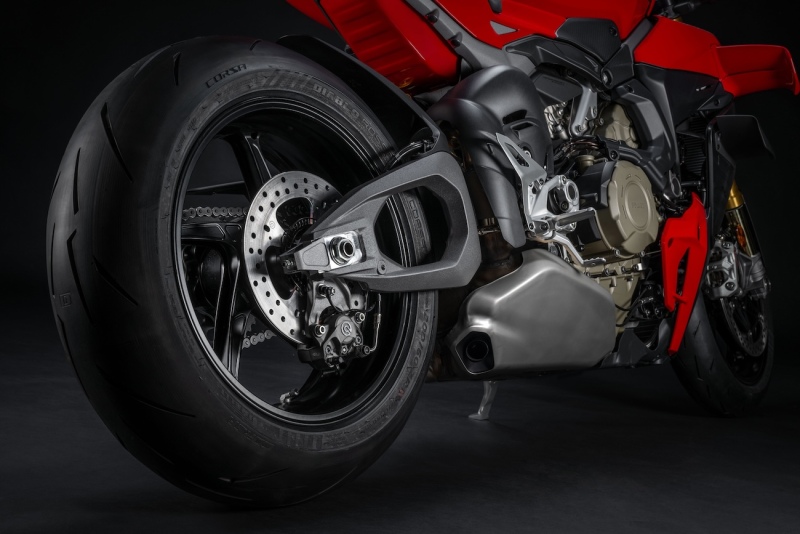 Ducati-Streetfighter-V4-S-2025-studio-1