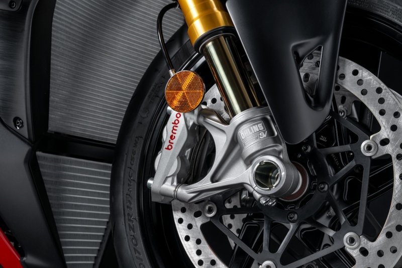 Ducati-Streetfighter-V4-S-2025-studio-10