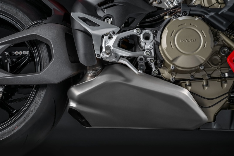 Ducati-Streetfighter-V4-S-2025-studio-11