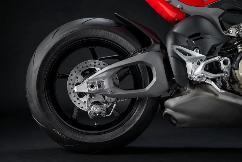 Ducati-Streetfighter-V4-S-2025-studio-12