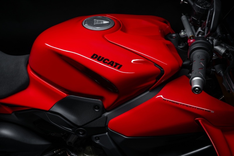 Ducati-Streetfighter-V4-S-2025-studio-14