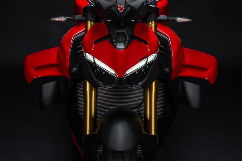 Ducati-Streetfighter-V4-S-2025-studio-15