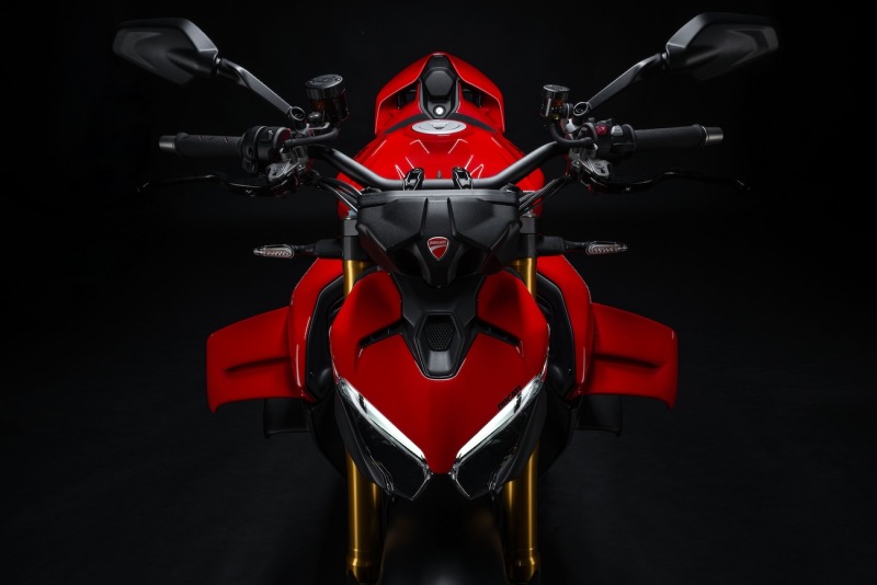 Ducati-Streetfighter-V4-S-2025-studio-17