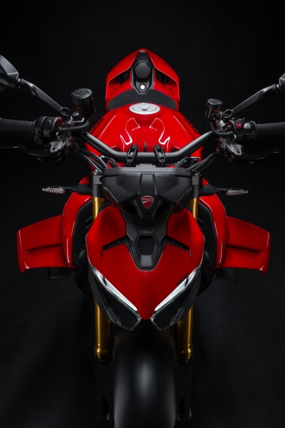 Ducati-Streetfighter-V4-S-2025-studio-18