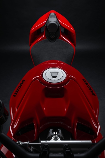 Ducati-Streetfighter-V4-S-2025-studio-19