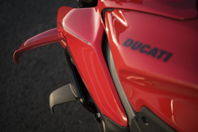 Ducati-Streetfighter-V4-S-2025-studio-2