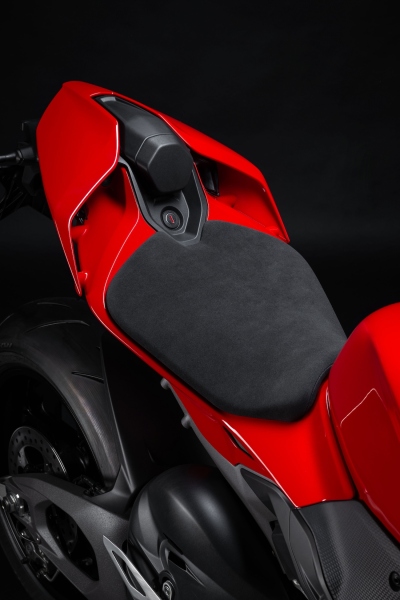 Ducati-Streetfighter-V4-S-2025-studio-21