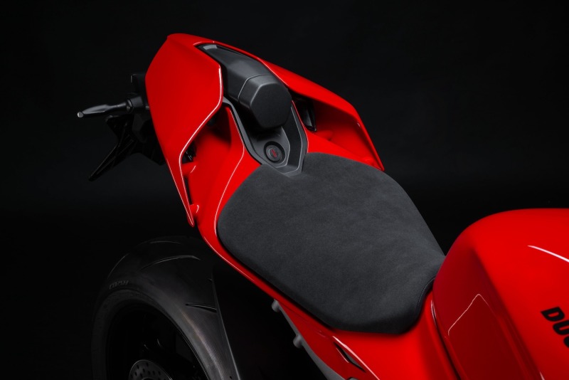 Ducati-Streetfighter-V4-S-2025-studio-22