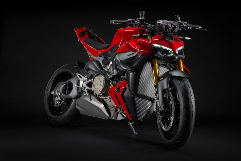 Ducati-Streetfighter-V4-S-2025-studio-24