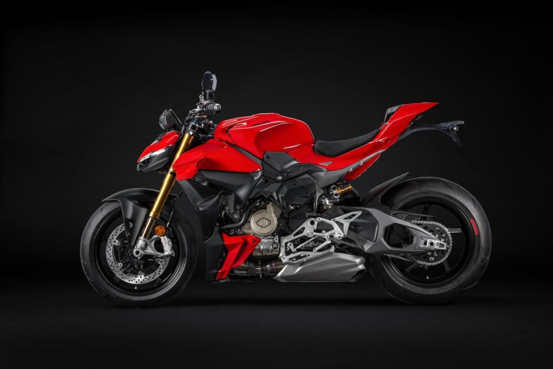 Ducati-Streetfighter-V4-S-2025-studio-28