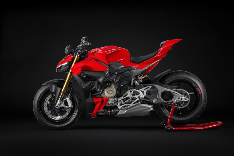 Ducati-Streetfighter-V4-S-2025-studio-29