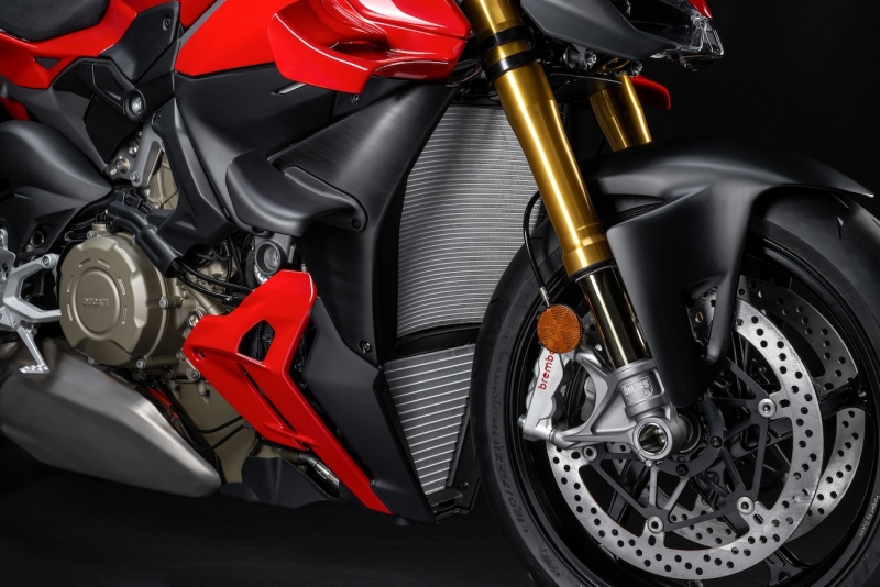 Ducati-Streetfighter-V4-S-2025-studio-3