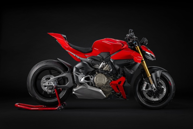 Ducati-Streetfighter-V4-S-2025-studio-30