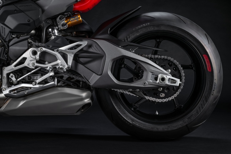 Ducati-Streetfighter-V4-S-2025-studio-4