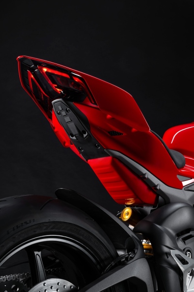 Ducati-Streetfighter-V4-S-2025-studio-5