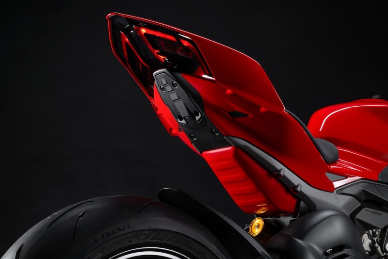 Ducati-Streetfighter-V4-S-2025-studio-6