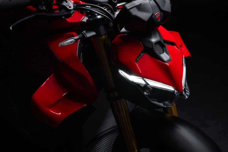 Ducati-Streetfighter-V4-S-2025-studio-7