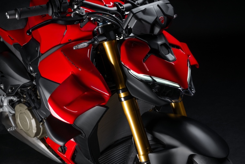 Ducati-Streetfighter-V4-S-2025-studio-8