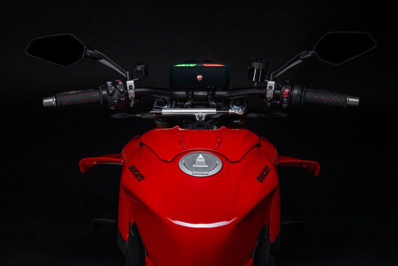 Ducati-Streetfighter-V4-S-2025-studio-9