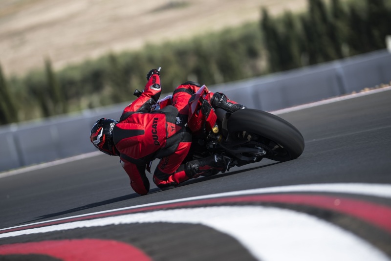 Ducati-Streetfighter-V4-S-2025-akcja-12