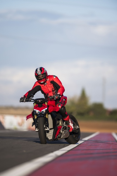 Ducati-Streetfighter-V4-S-2025-akcja-14