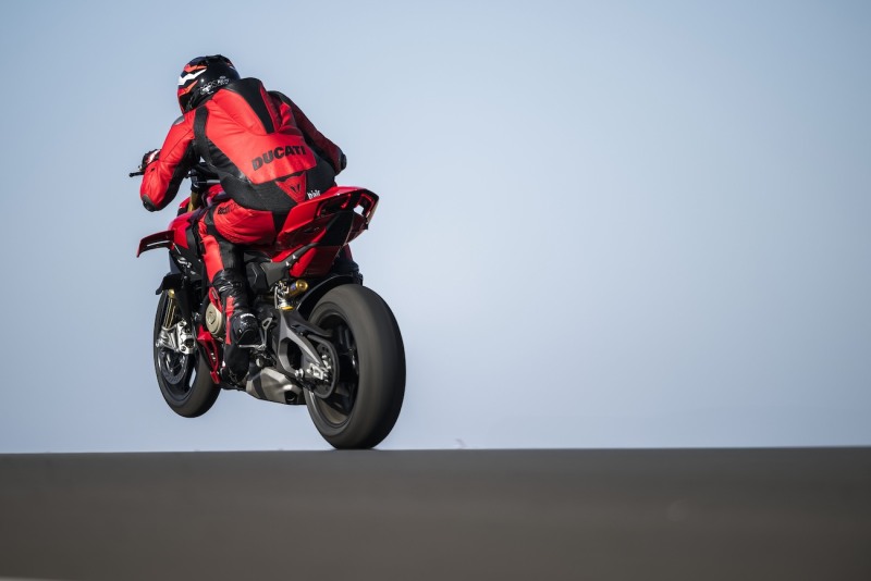 Ducati-Streetfighter-V4-S-2025-akcja-29