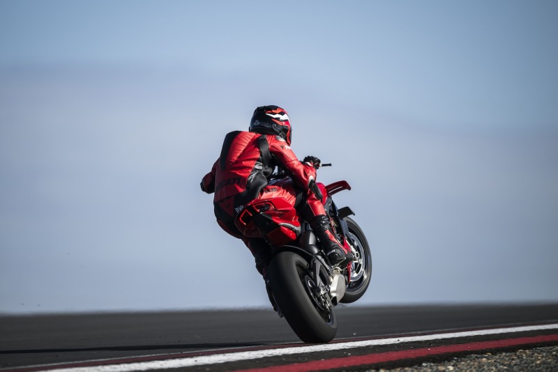 Ducati-Streetfighter-V4-S-2025-akcja-38