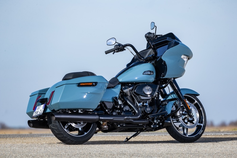 Harley-Davidson-HD_RoadGlide_SharkSkinBlue_2024_004