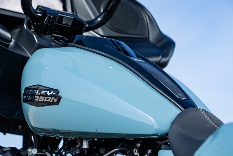 Harley-Davidson-HD_RoadGlide_SharkSkinBlue_2024_043